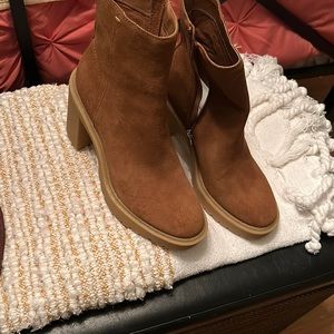 Dolce vita.  Never worn